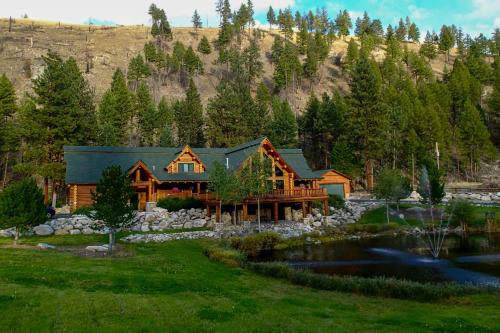 Conner House | Custom Bitterroot Valley Cabin w/Hot Tub & Views!