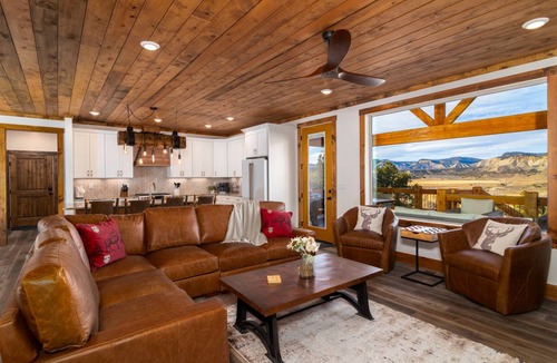 Orderville House | 242 m² House ∙ 4 bedrooms ∙ 12 guests