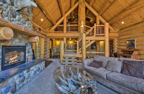 Conner House | Custom Bitterroot Valley Cabin w/Hot Tub & Views!