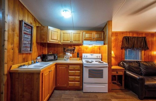 Broken Bow Cabin | Durango: Sleep 4, Tiny Cabin, Pets, Near Park/Lake