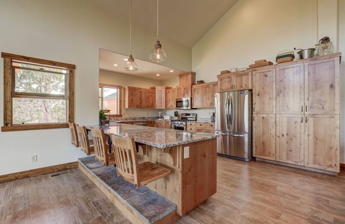 Zion National Park East Entrance House | Get the 7th night free. Over 125 five star reviews, over 4,000sq feet